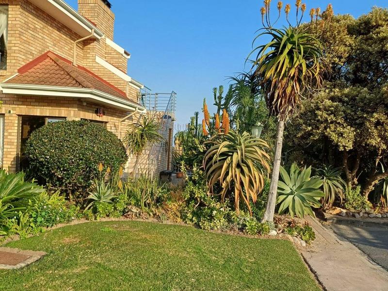 5 Bedroom Property for Sale in Outeniqua Strand Western Cape